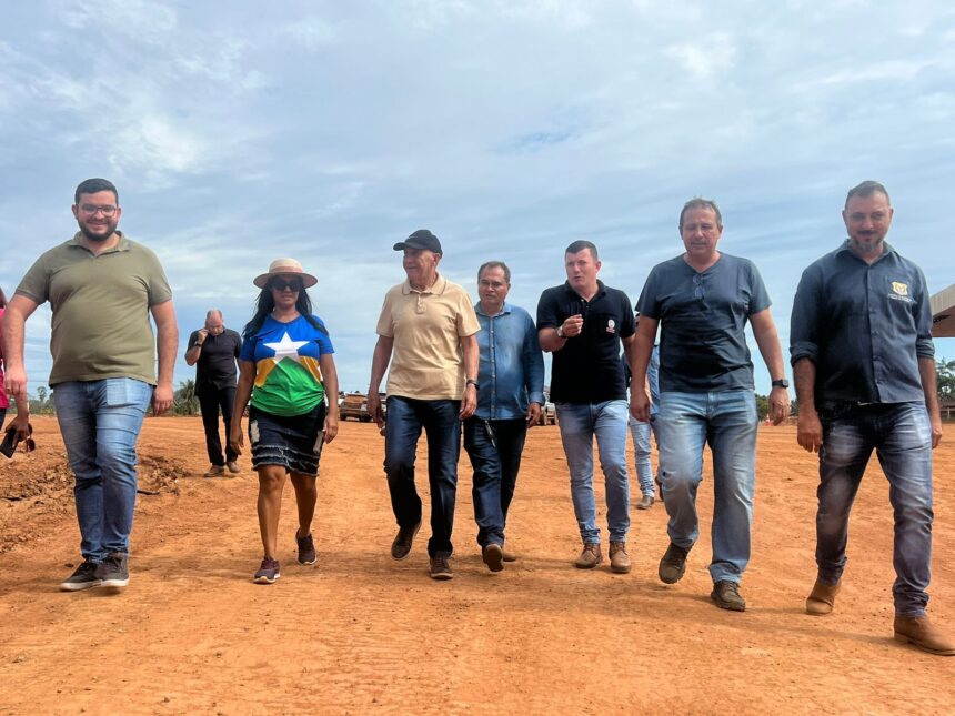 Confúcio, Dnit, prefeito e vereadores vistoriam obra de recuperação da BR-364 em Itapuã Confúcio, Dnit, prefeito e vereadores vistoriam obra de recuperação da BR-364 em Itapuã